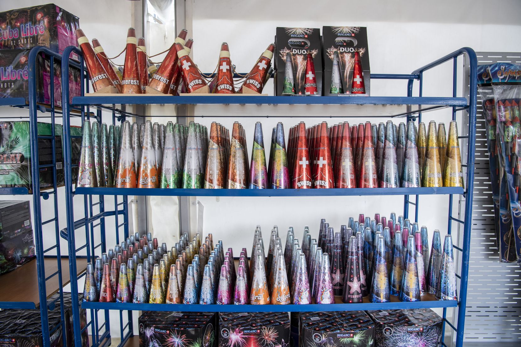 Feuerwerkskoerper stehen in einem Regal anlaesslich der Einrichtungsarbeiten des Direktverkauf Shop von Feuerwerk Handel.ch am Freitag, 28. Juli 2023 in Sursee.