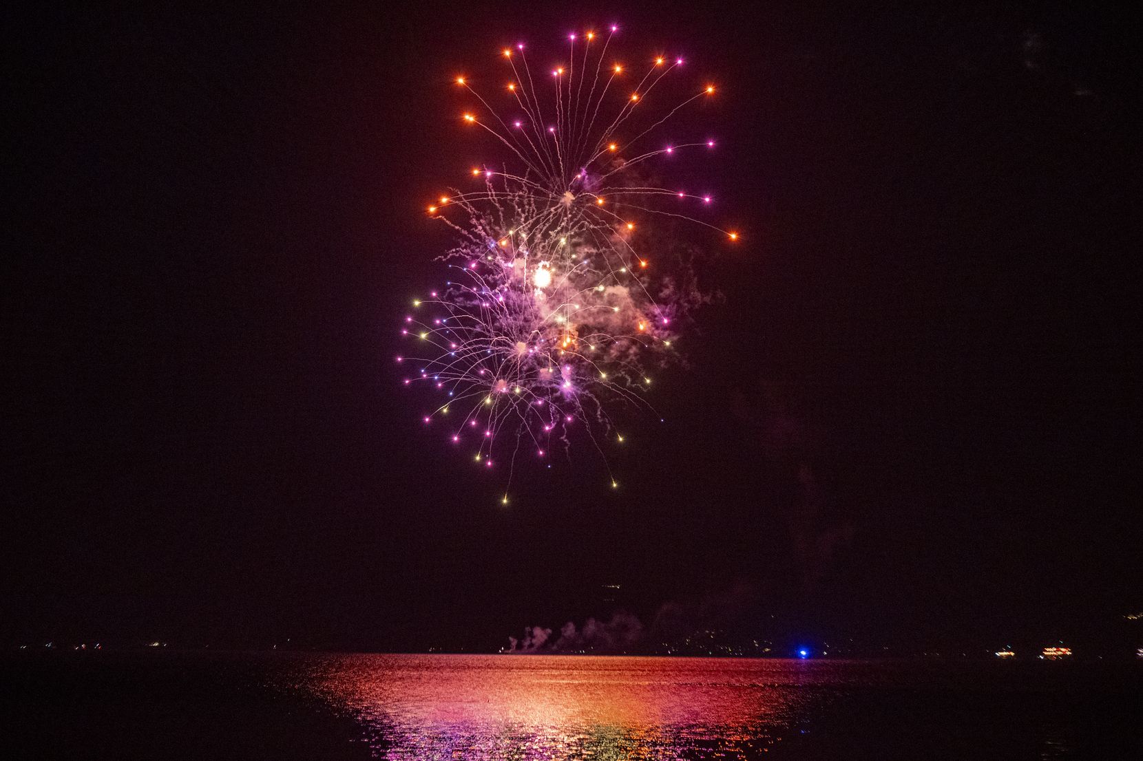 Sicht auf das Feuerwerk auf dem Thunersee, am 1. August 2023, in Thun.