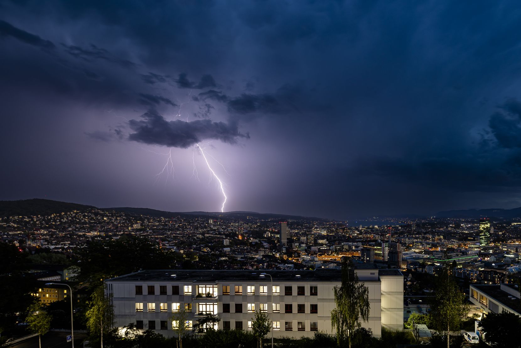 Ein Blitz am Himmel ueber der Stadt Zuerich waehrend eines Gewitters am Donnerstag, 24. August 2023 in Zuerich.