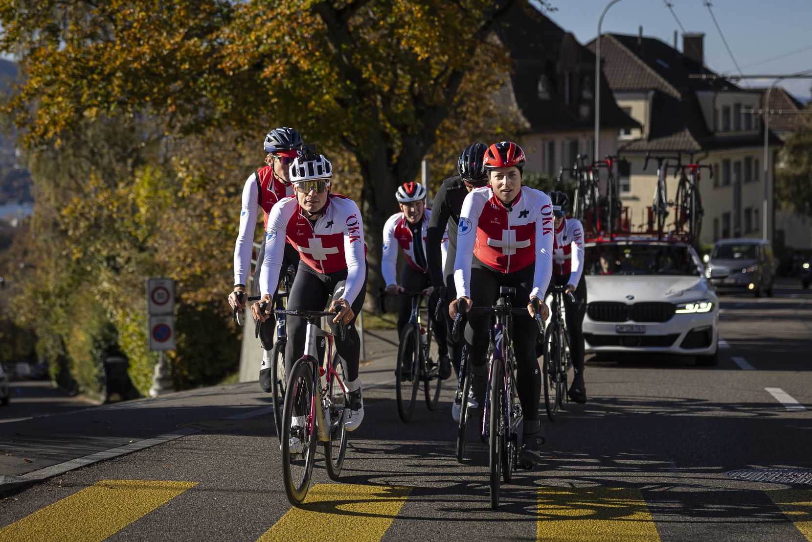 Die Radrennfahrer Stefan Kueng, Stefan Bissegger und Marlen Reusser, links nach rechts, sowie der fruehrere Radrennfahrer Fabian Cancellara, 2. rechts, fahren den WM-Rundkurs anlaesslich eines Kickoff-Events zur UCI-Rad- und Para-Cycling-Strassen-Weltmeisterschaften Zuerich 2024 ab.