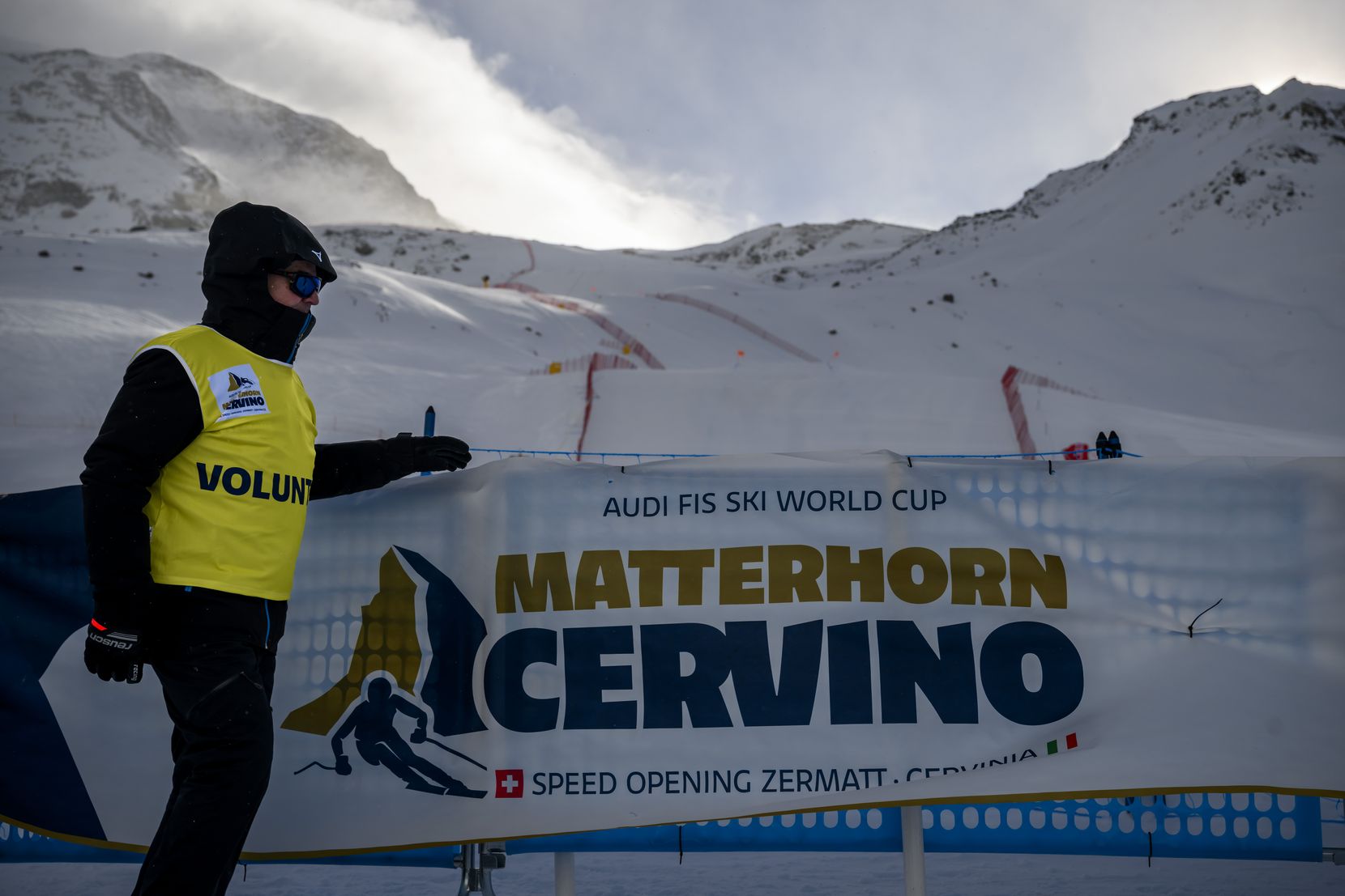 Ein Volunteer steht vor der verwindeten Piste in Zermatt.