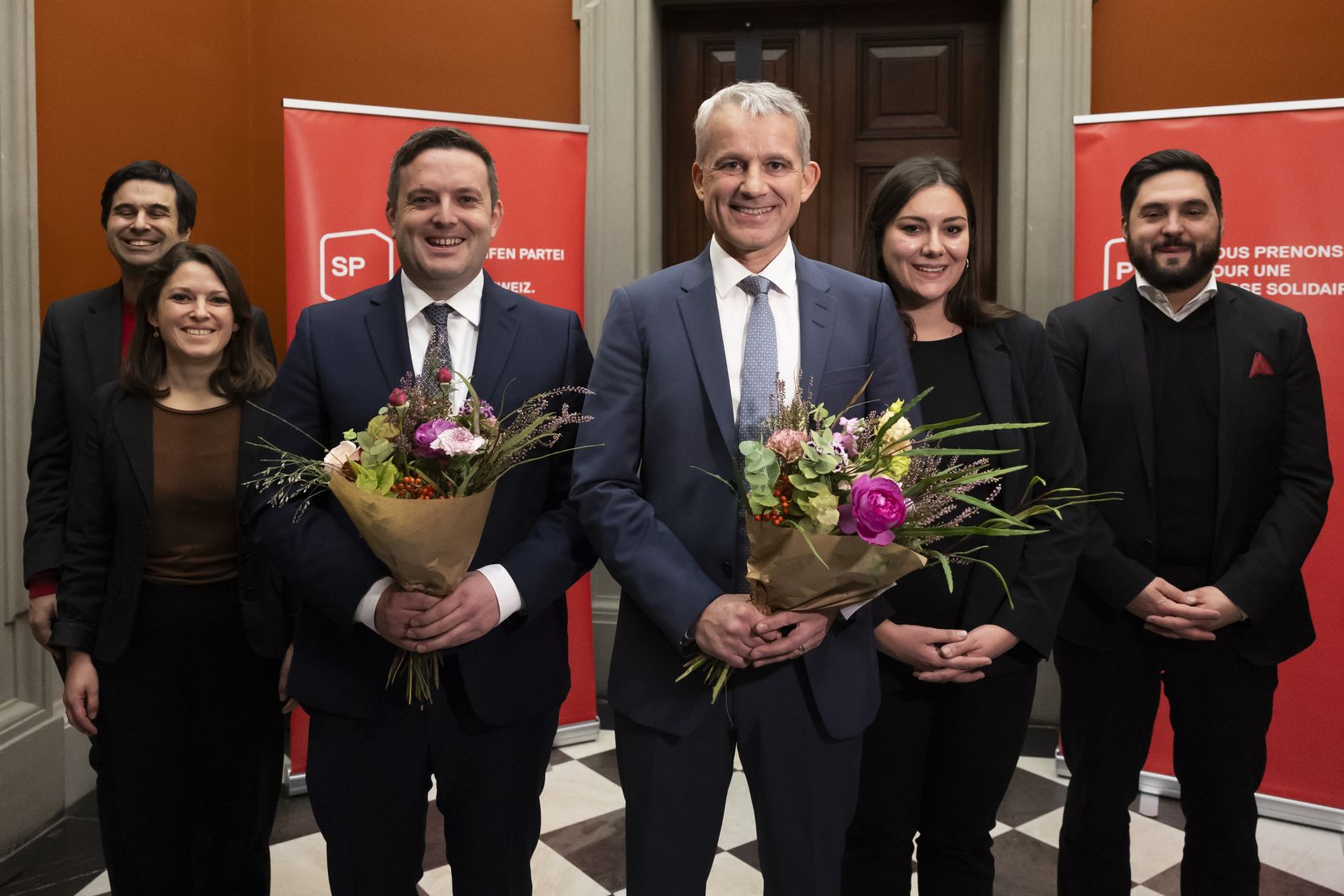 Die SP-Bundesratskandidaten Jon Pult und Beat Jans umgeben von der Parteispitze.