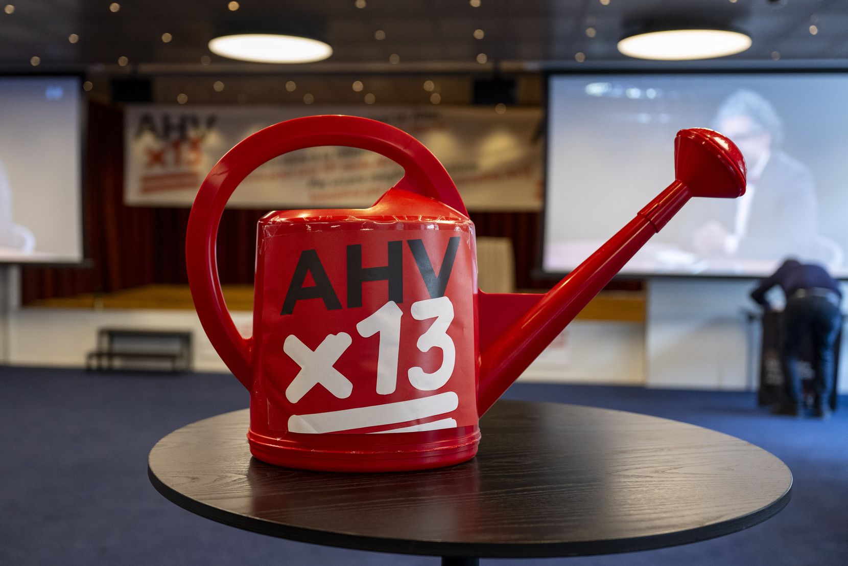 Eine Giesskanne steht auf einem Tisch im Vorfeld des Abstimmungsergebnisses zur 13. AHV Rente Initiative, am Sonntag, 3. Maerz 2024, in Bern. (KEYSTONE/Peter Schneider).