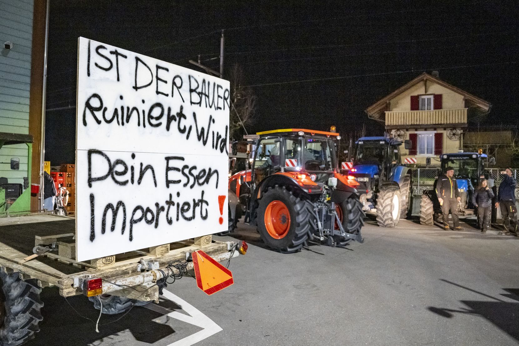 Landwirte mit rund 125 Traktoren der Gruppierung demonstrieren bei einer Kundgebung