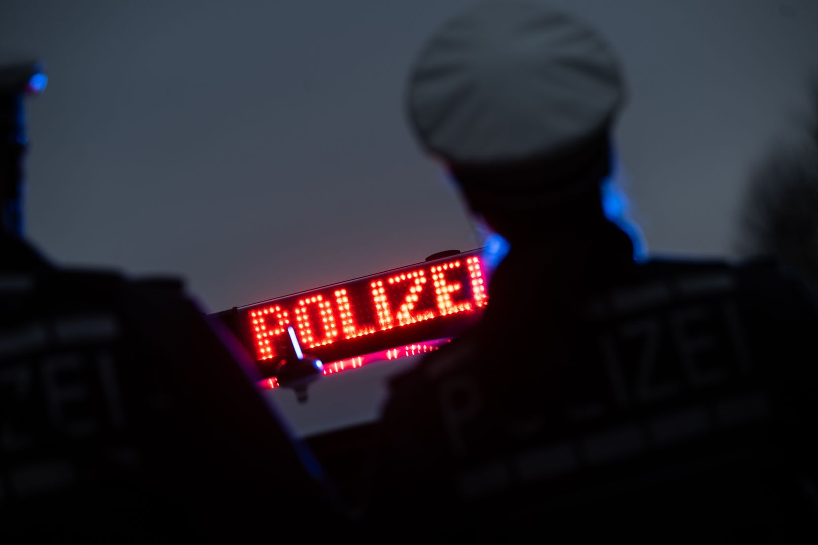 Eine Leuchttafel der Polizei.