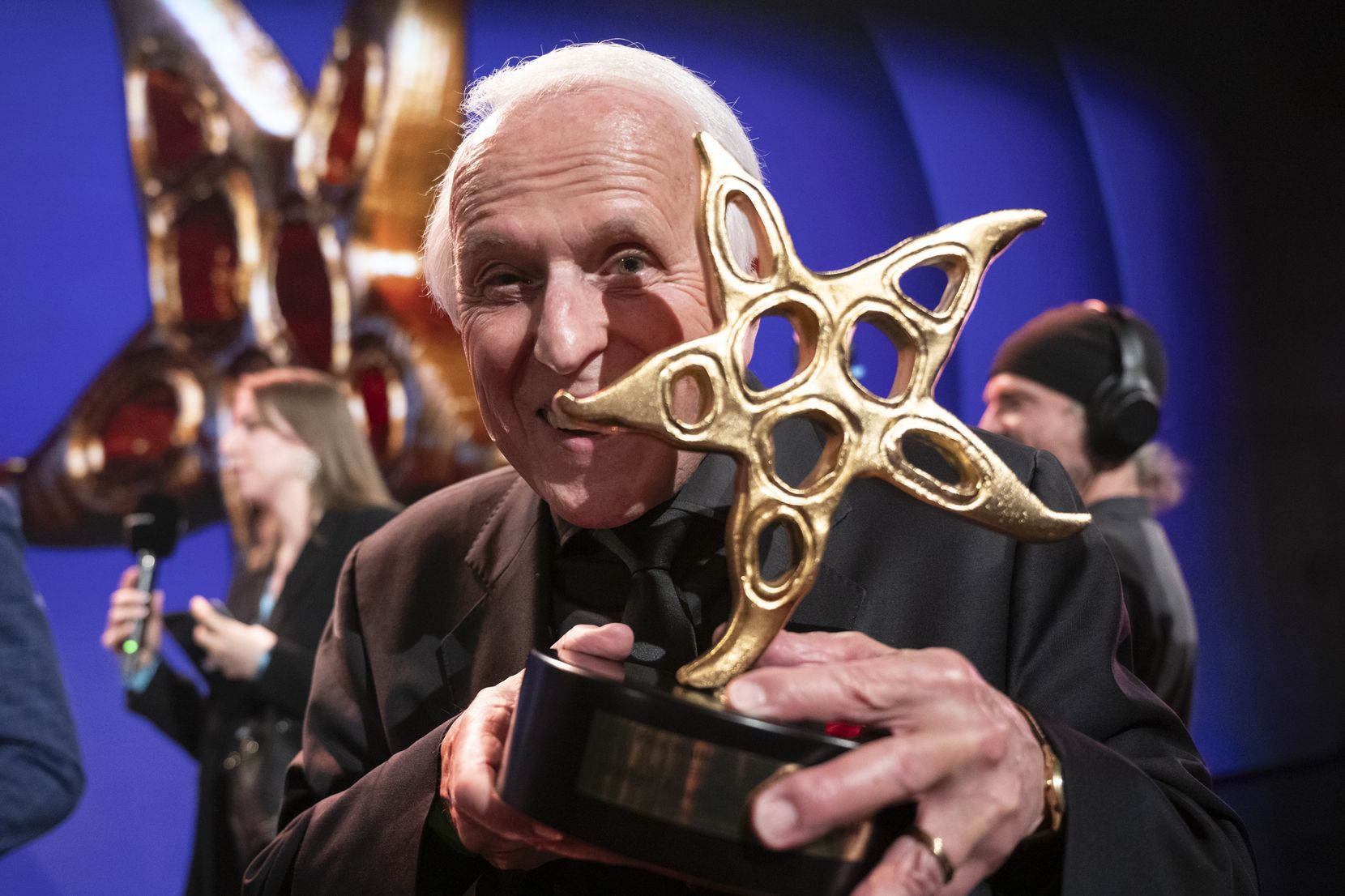 Walter Andreas Mueller mit dem Ehren Preis Prix Walo an der 48. Verleihung des Prix Walo am Samstag, 4. Mai 2024 in den SRF-Studios in Zürich. 