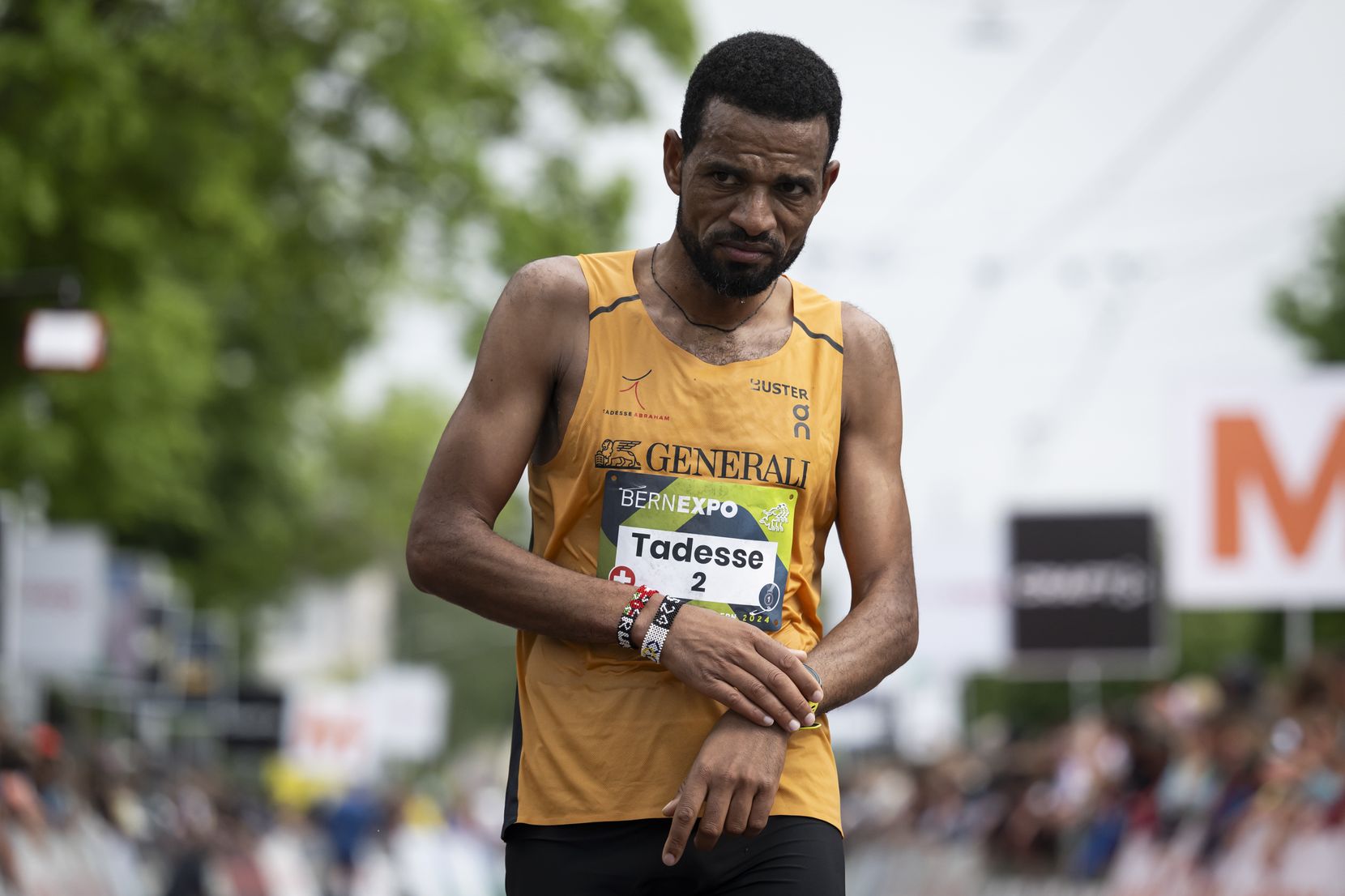 Tadesse Abraham, aus Schweiz, reagiert nach dem Ueberqueren der Ziellinie, waehrend dem traditionellen 10 Meilen Grand Prix von Bern,  am Samstag, 18. Mai 2024 in Bern. (KEYSTONE/Anthony Anex)