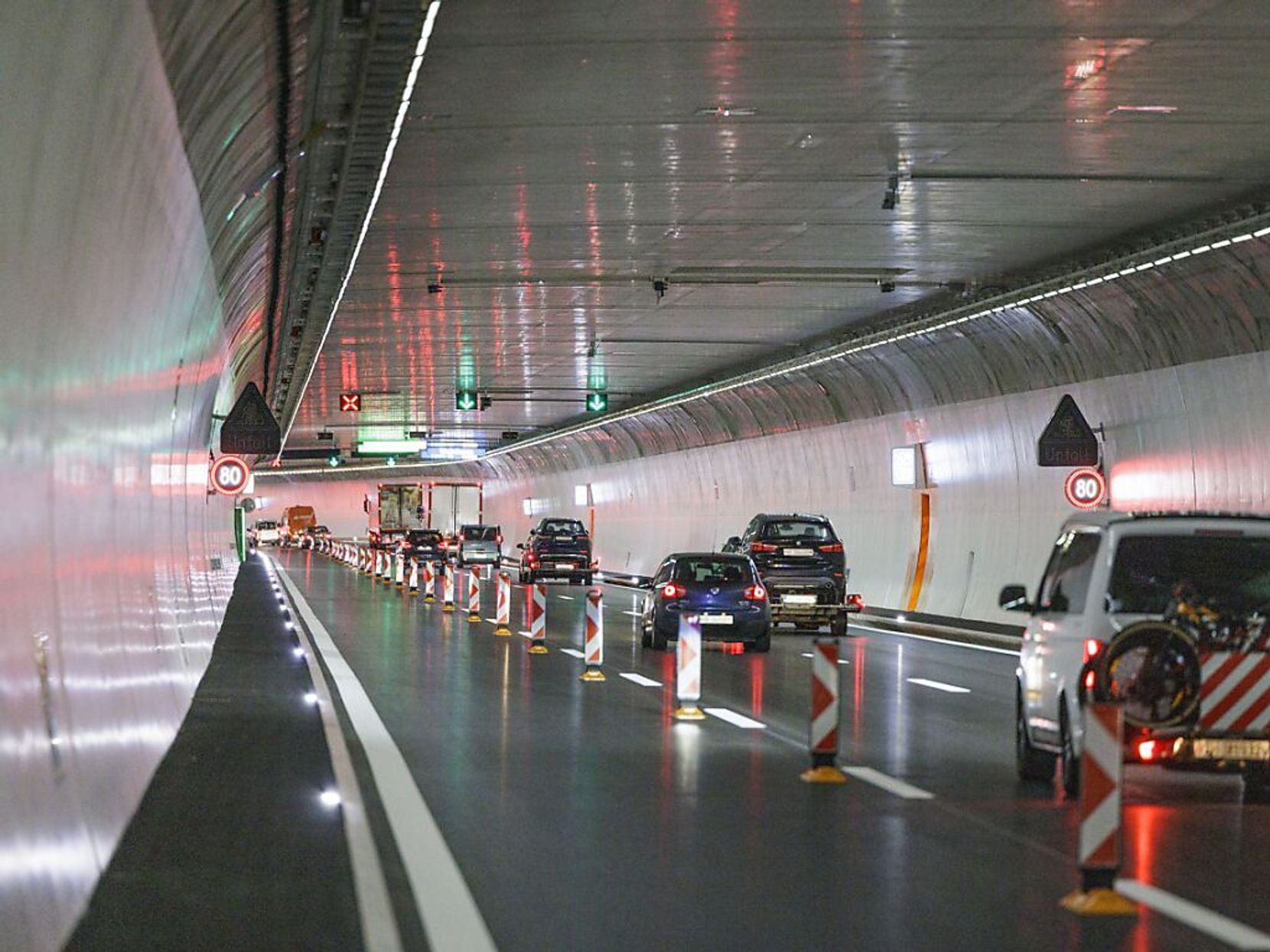 Seit dem frühen Donnerstagmorgen rollt der Verkehr in der dritten Röhre des Gubristtunnels.