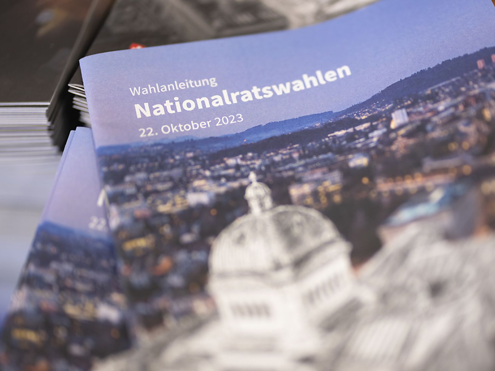 Im Kanton Zürich musste dem Wahlcouvert ein 96 Seiten langes Heft beigelegt werden. (Archivbild)