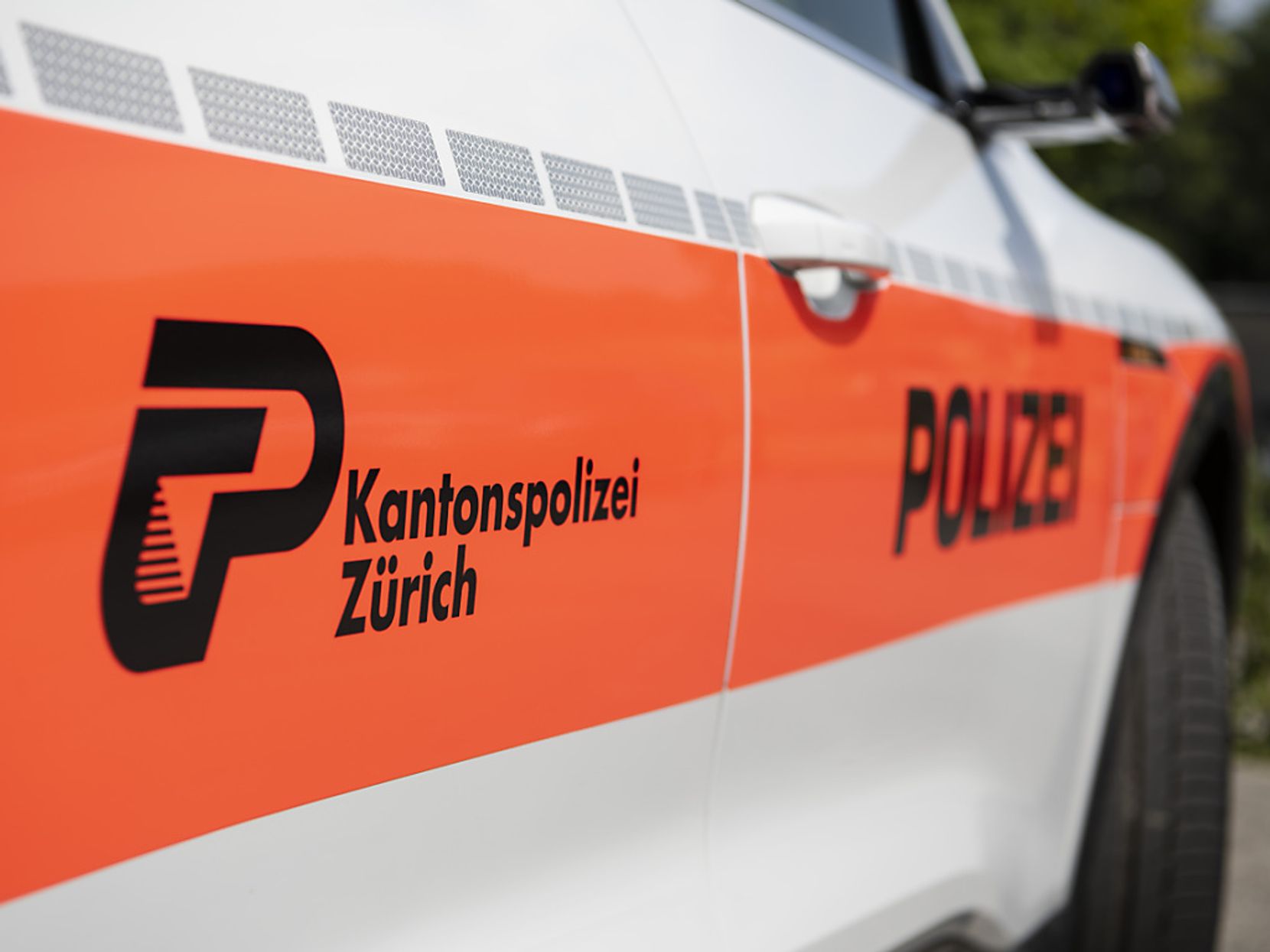 Weiss-oranges Fahrzeug der Kantonspolizei Zürich.