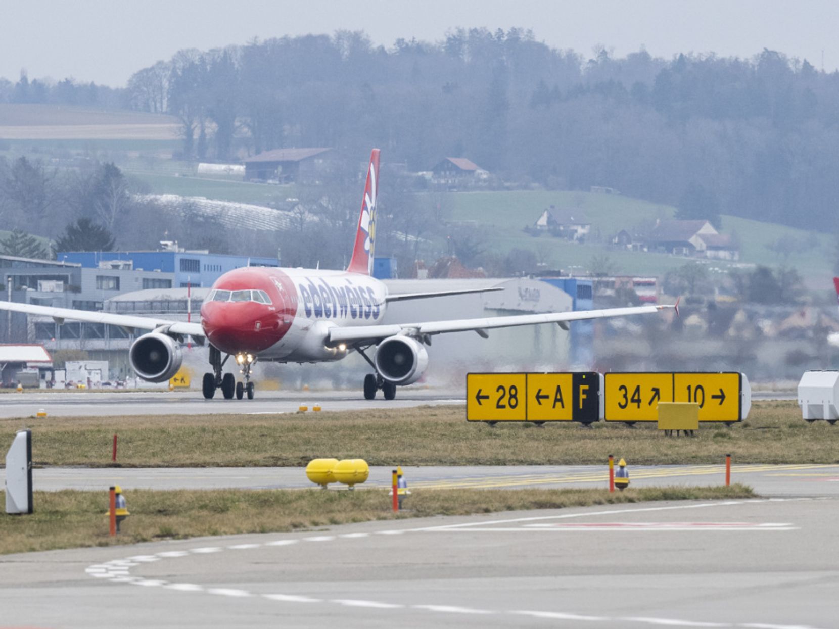 Am Flughafen Zürich sollen zwei Pisten verlängert werden.