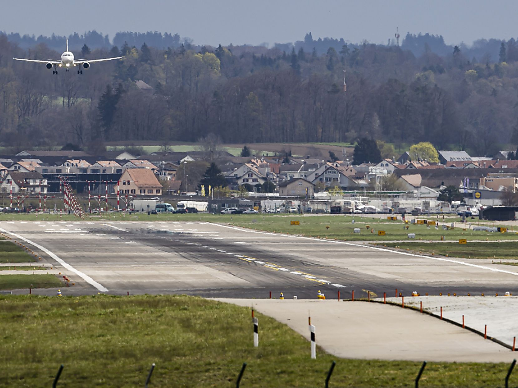 Ein Flugzeug im Landeanflug auf den Flughafen Zürich.