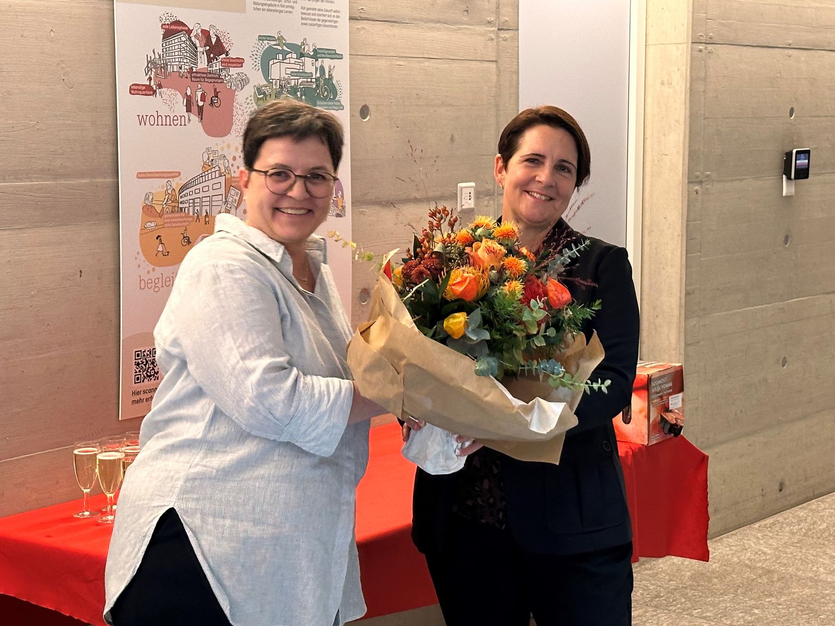 Der neuen Nationalrätin Yvonne Bürgin wird ein bunter Blumenstrauss überreicht.
