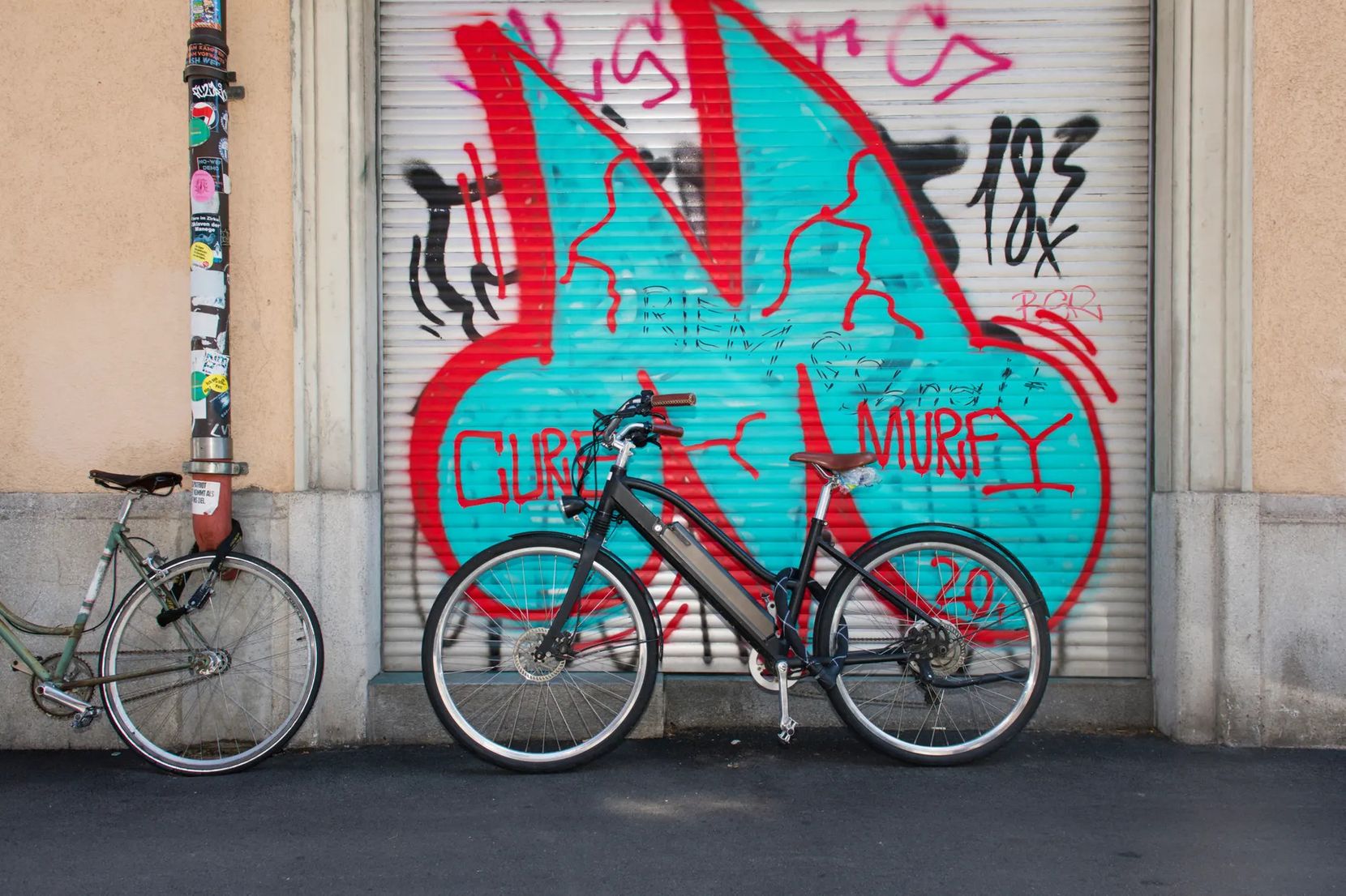 Bike steht vor einem Graffiti.