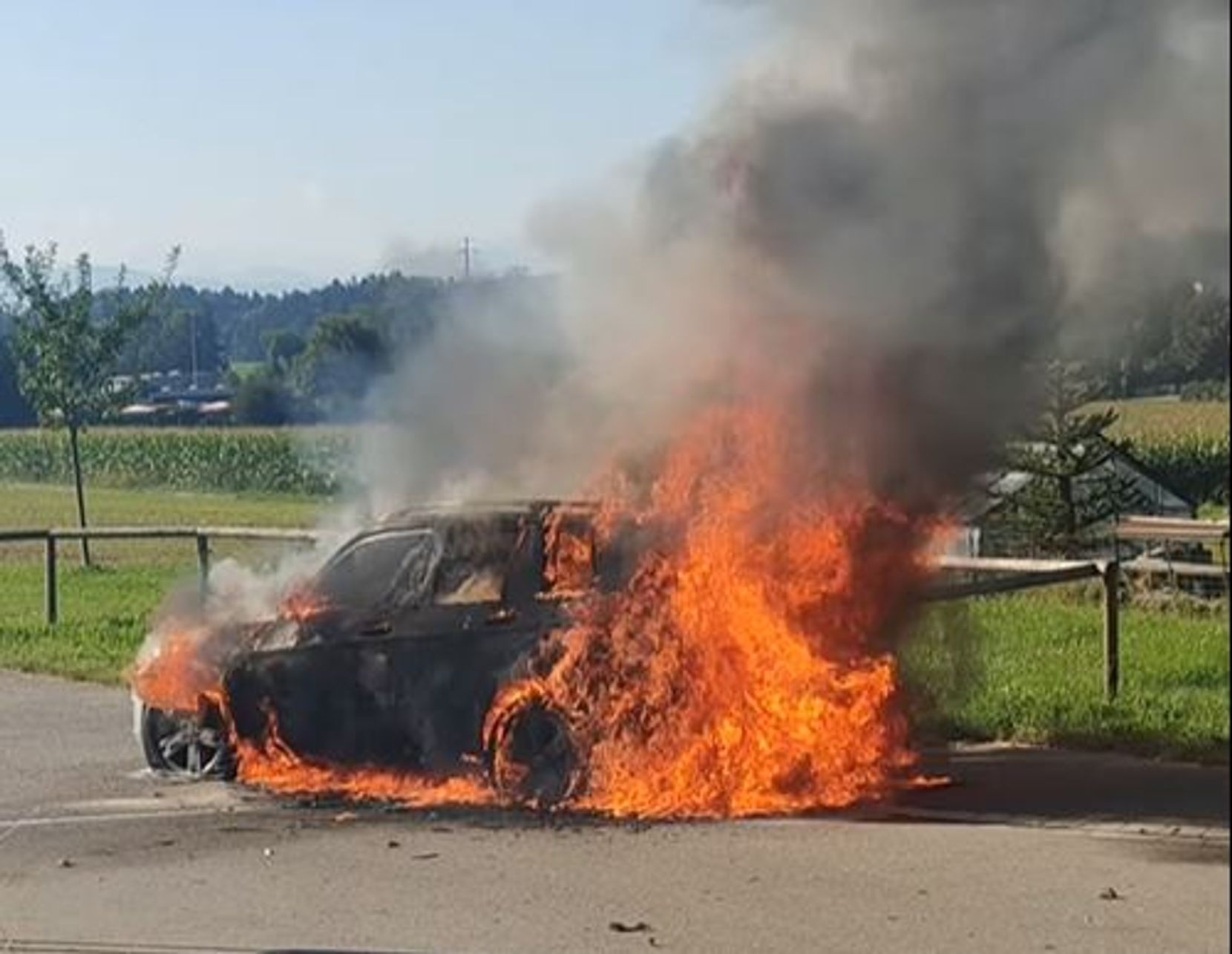 Fahrzeug steht in Flammen.