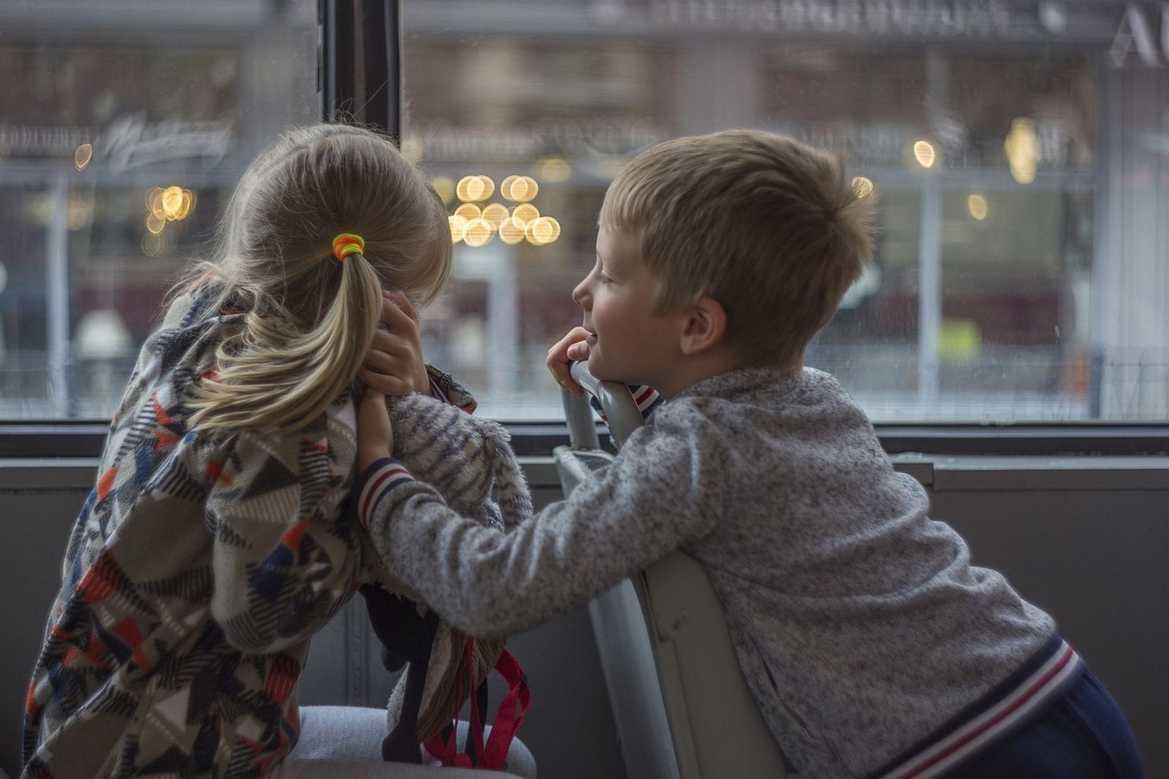 Zwei Kinder in einem Schulbus.
