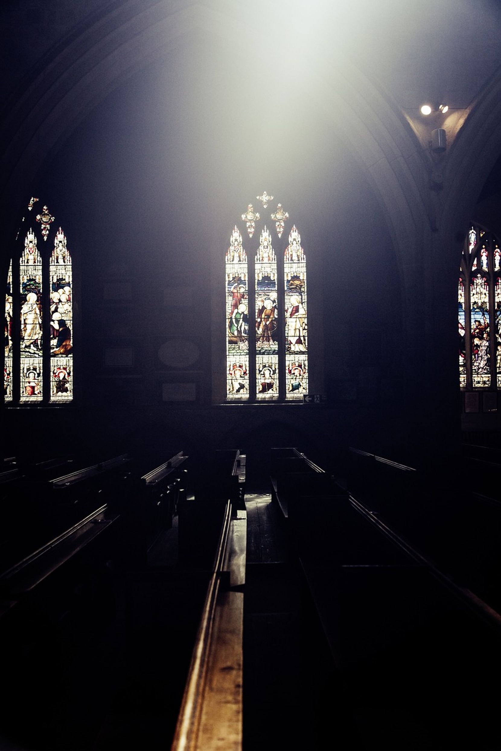 Kirchenfenster, durch das Licht fällt.