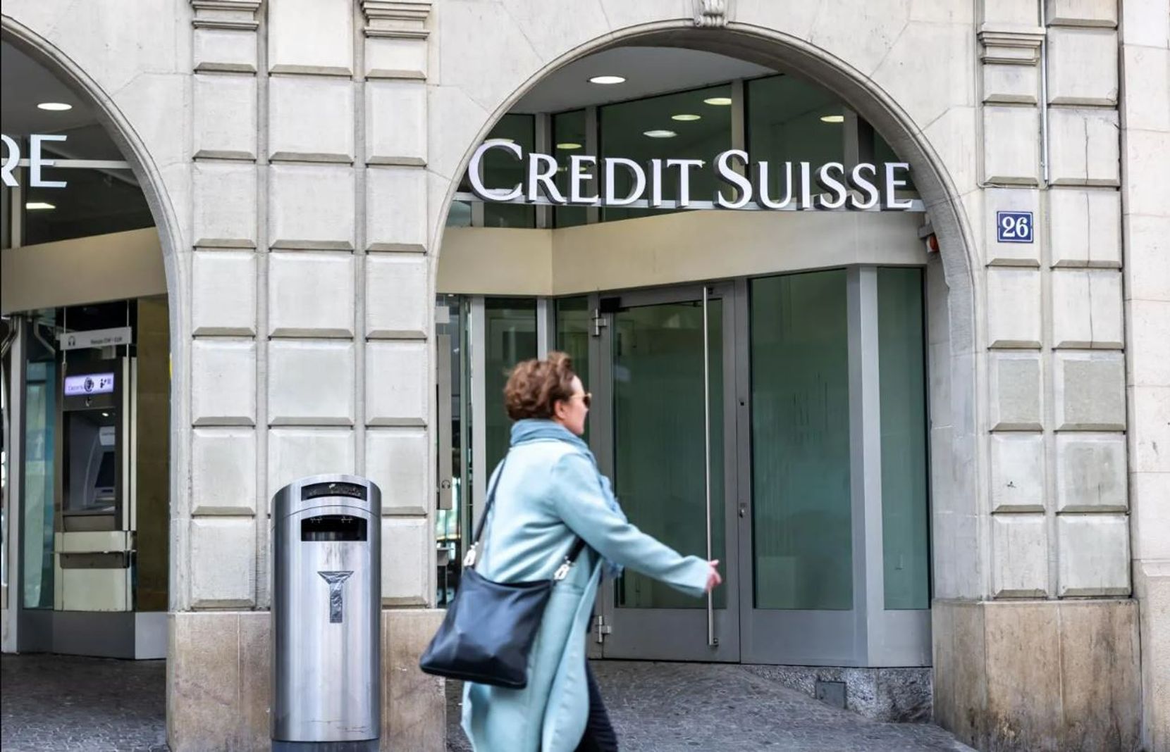 Eine Passantin geht an einer Filiale der Credit Suisse vorbei.