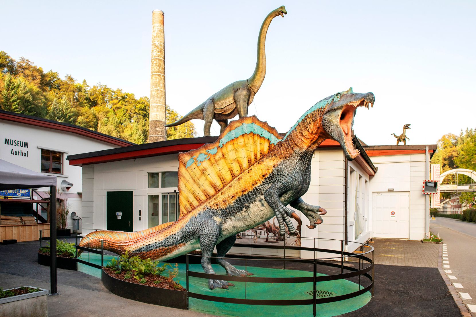 Ein Modell eines Spinosaurus aegyptiacus vor dem Sauriermuseum Aathal.