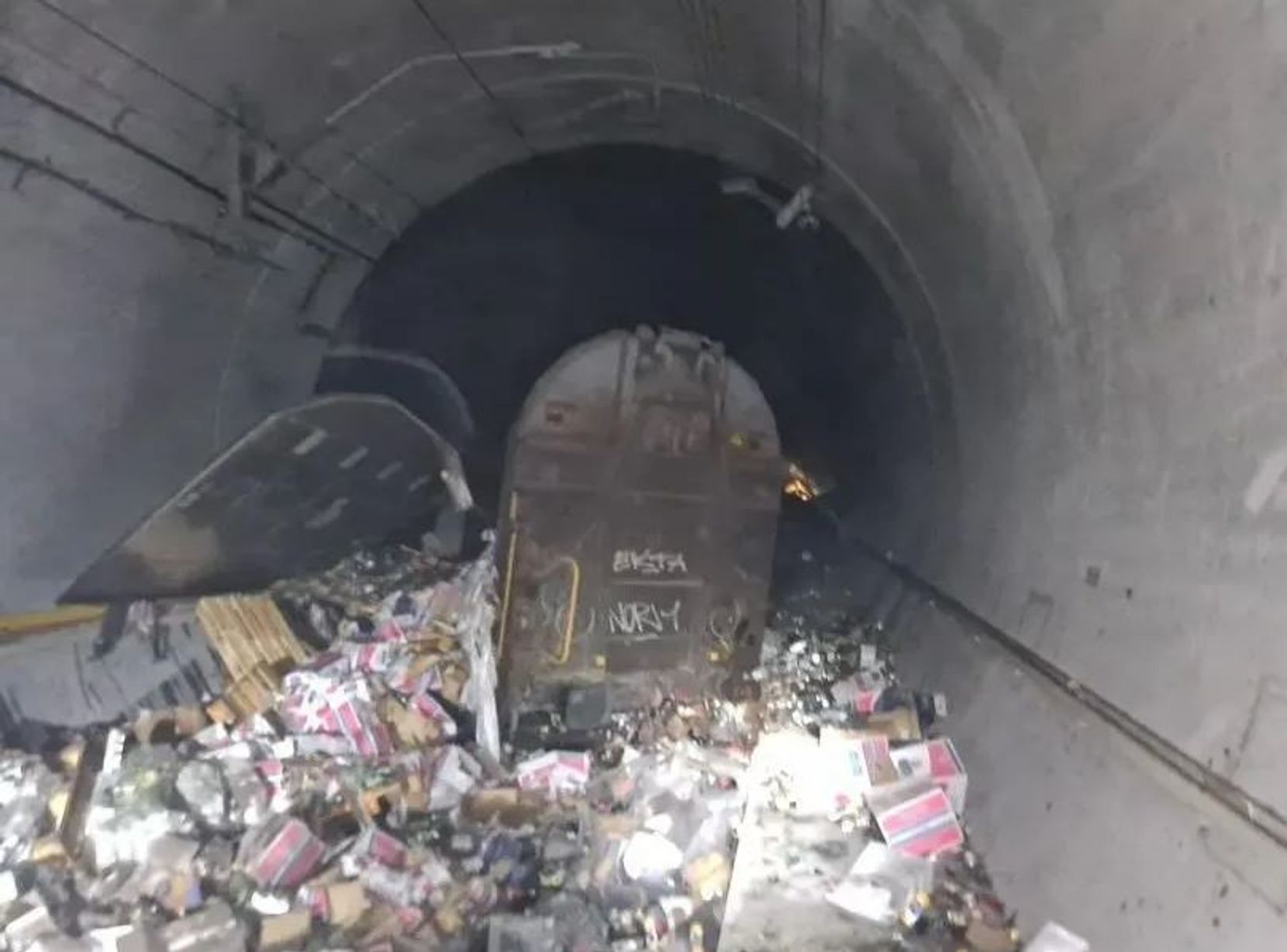 Fotoaufnahmen zeigen das Ausmass des Schadens im Gotthard-Basistunnel.