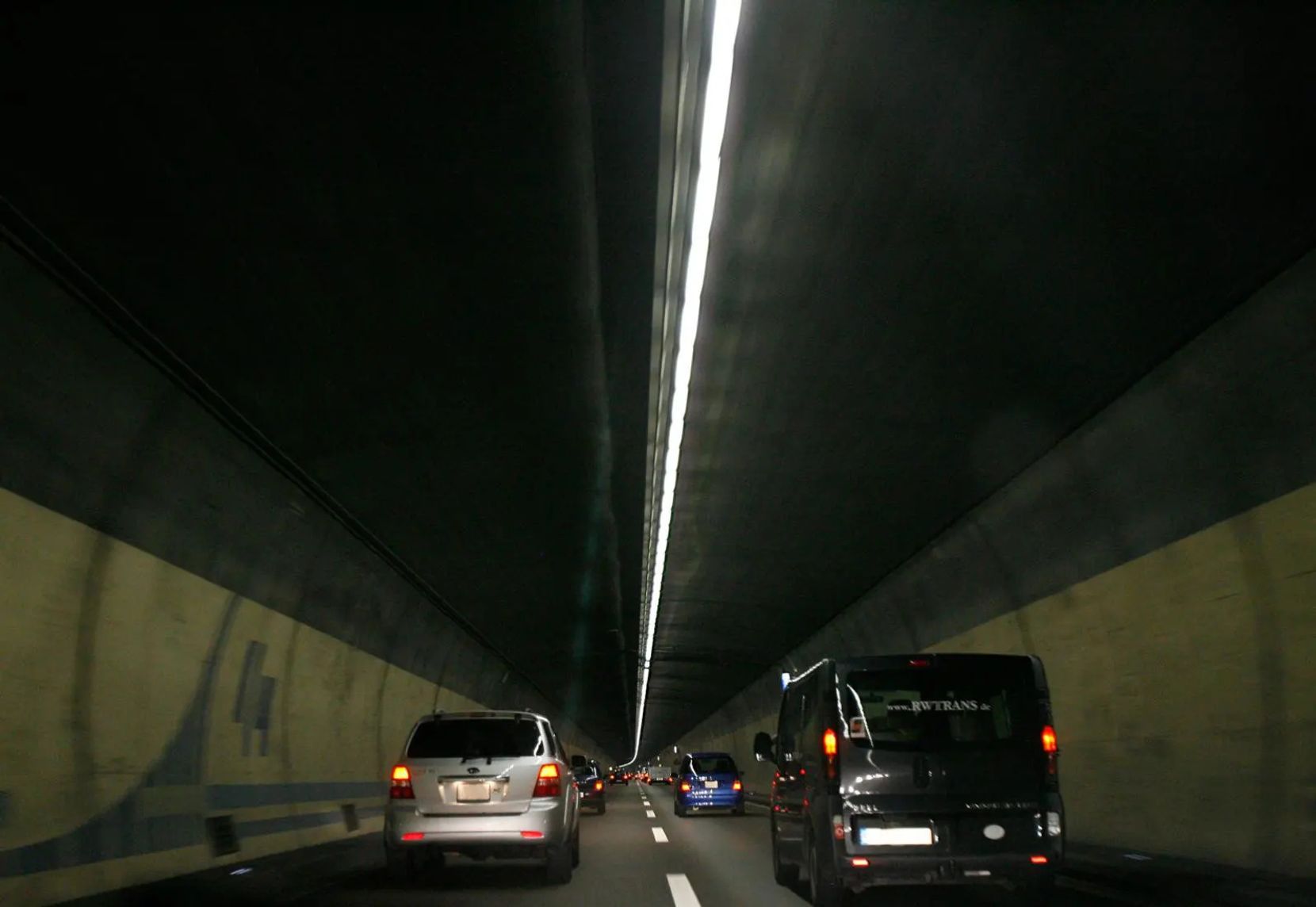 Mehrere Autos stehen in einer Tunnelröhre.