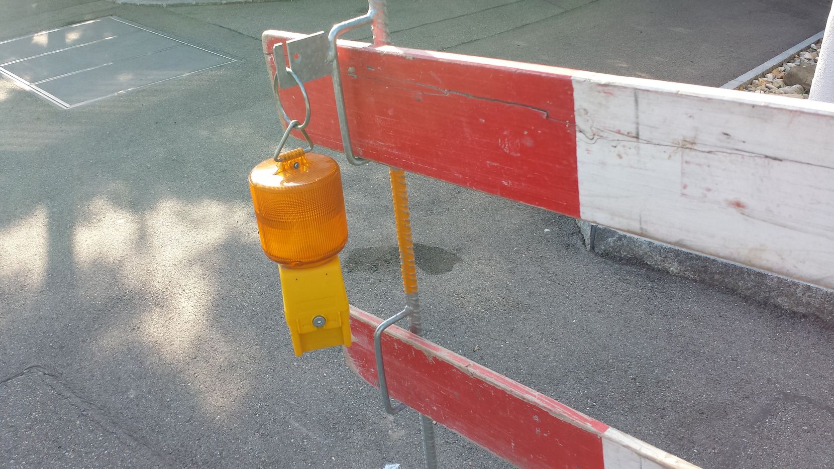 Eine Baustellenabschrankung in Nahaufnahme.