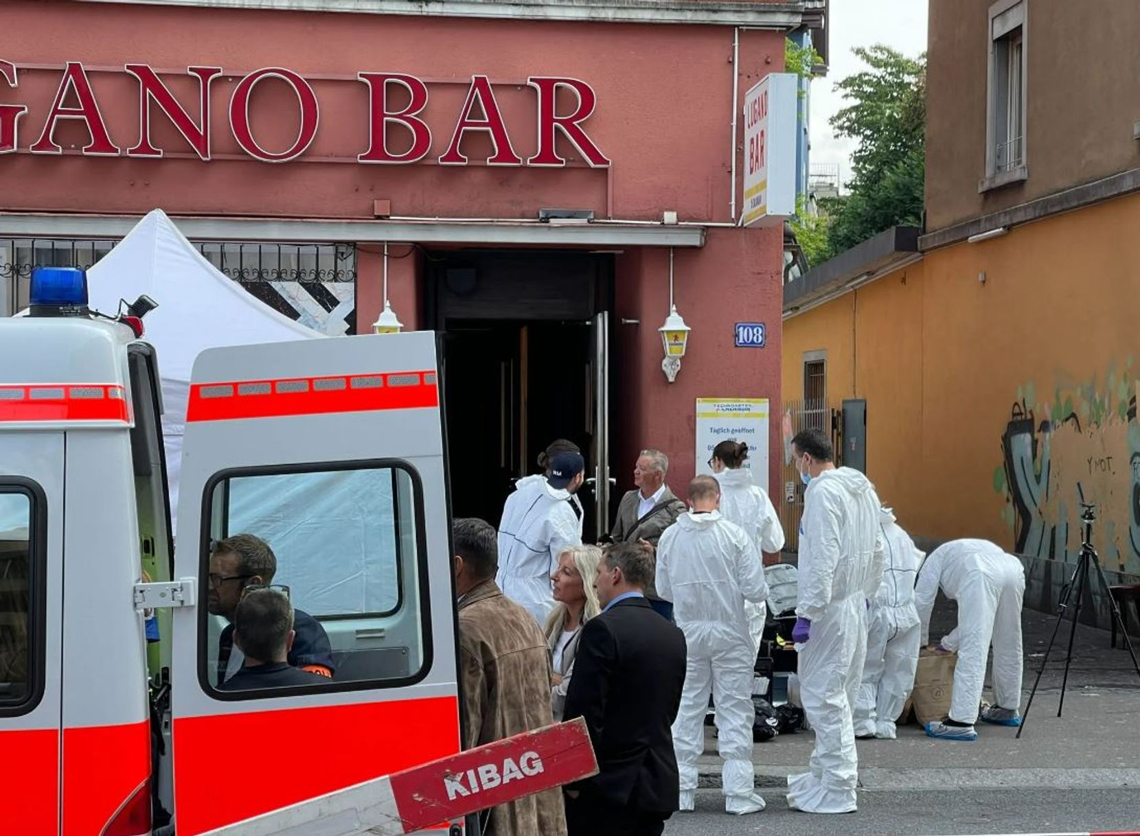 Vor der Lugano Bar an der Zürcher Langstrasse ist bei einem Gewaltdelikt eine Person ihren Stichverletzungen erlegen.
