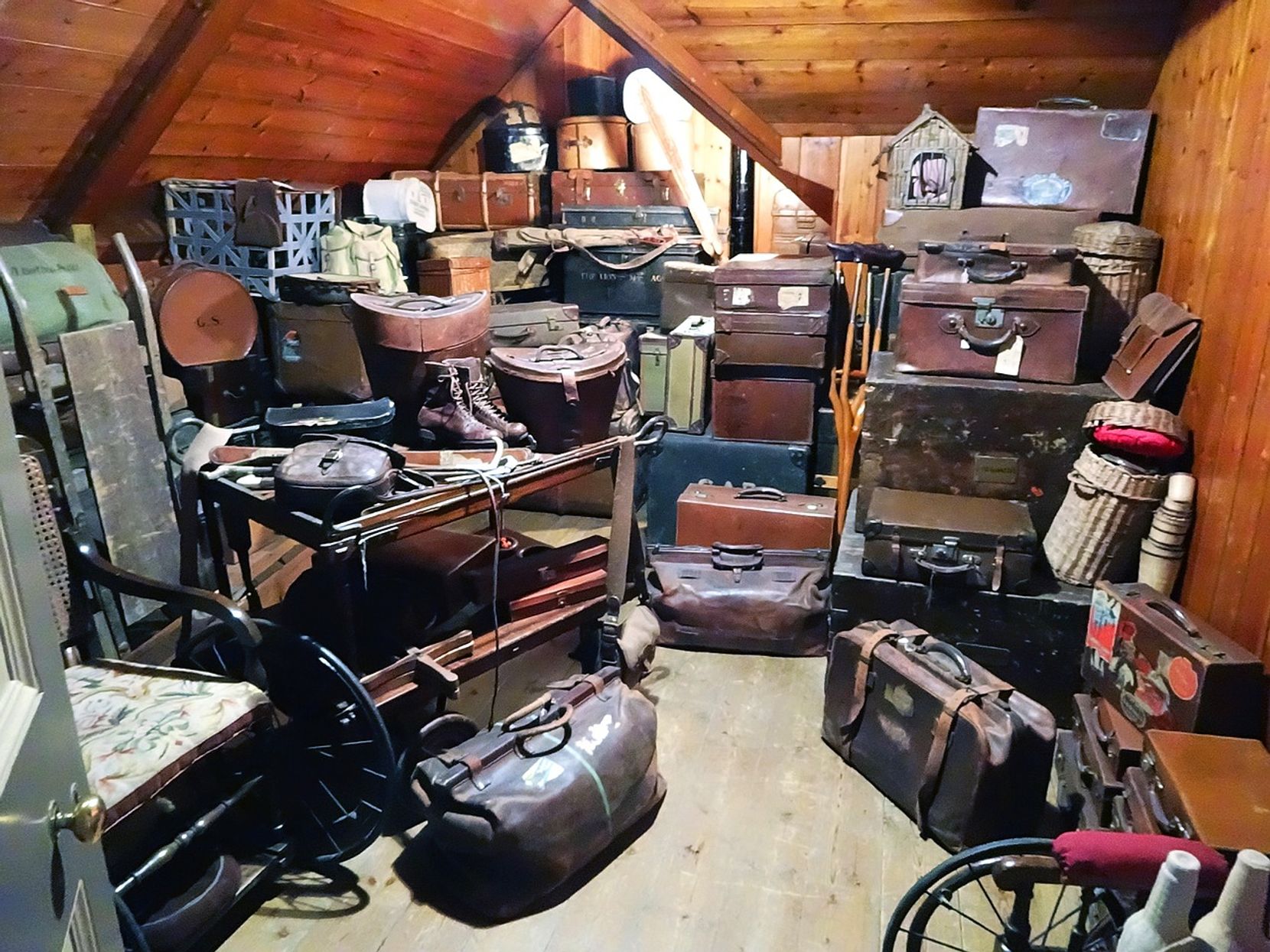 In einem Kellerabteil stehen viele Koffer herum.
