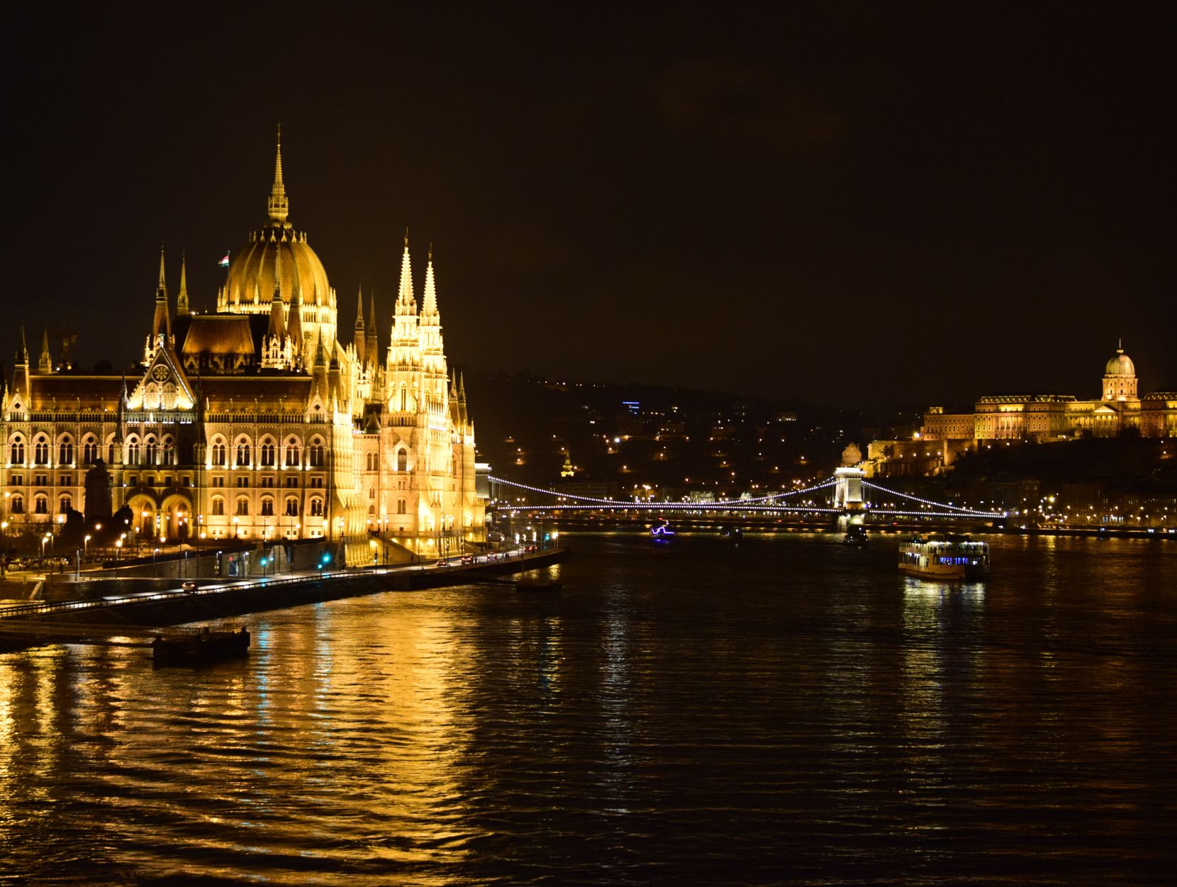 Budapest bei Nacht mit beleuchteten Gebäuden.