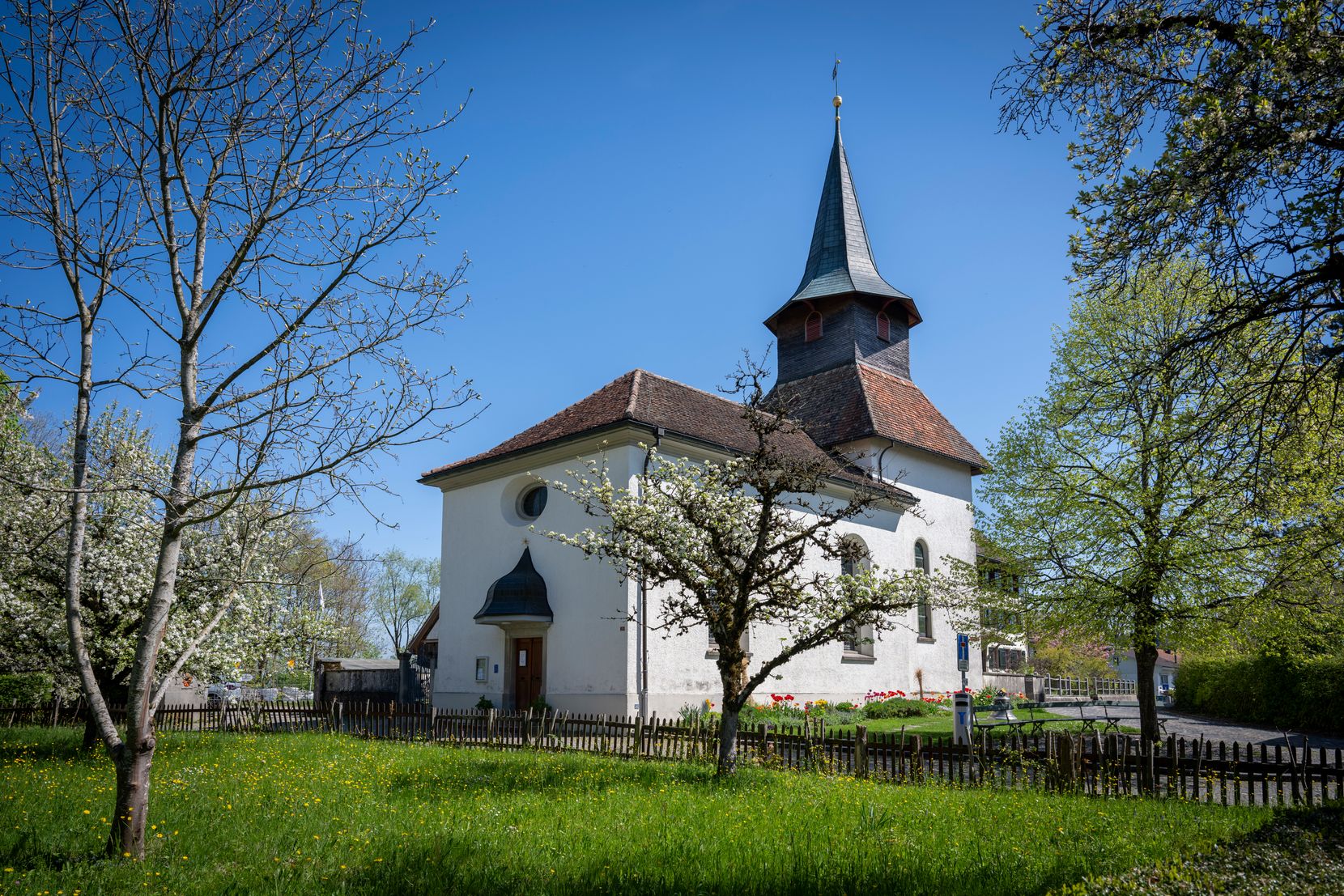Kirchgemeinde Illnau-Effretikon reisst unerlaubterweise Innenausbau aus der Kirche Kyburg.