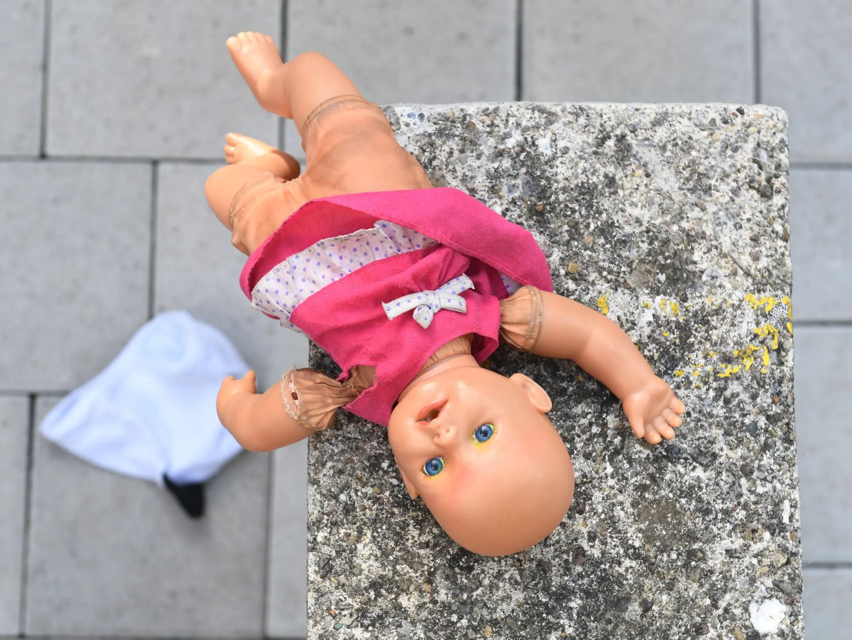 Puppe liegt auf dem Boden.