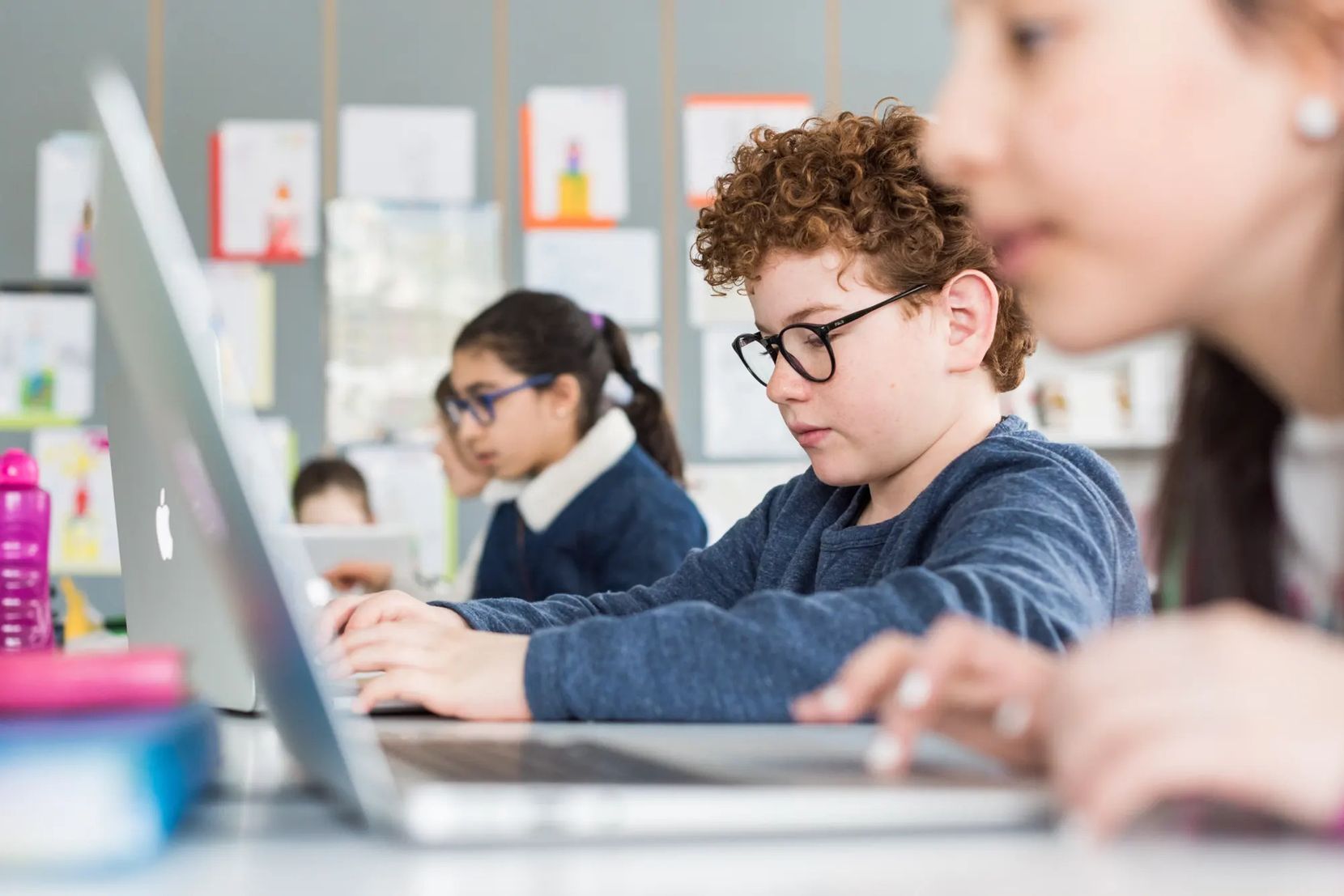 Schüler an einem Laptop.