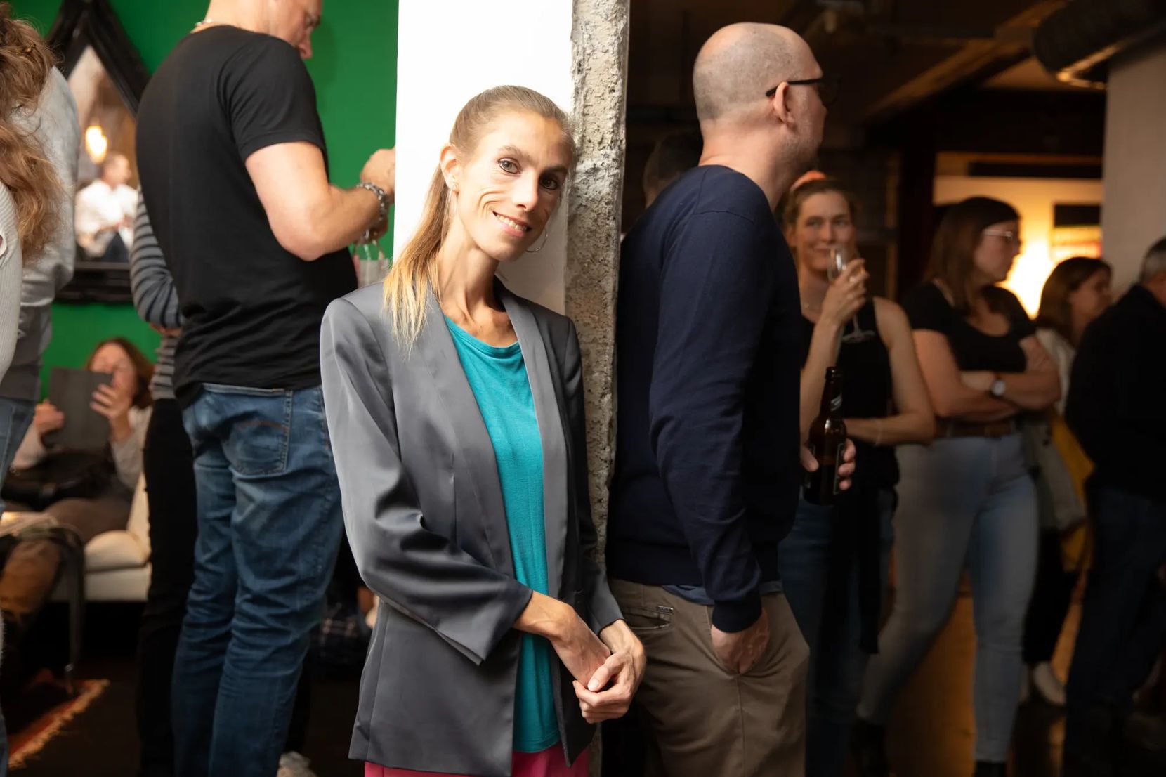 Dünne Frau mit langen Haaren im Porträt.