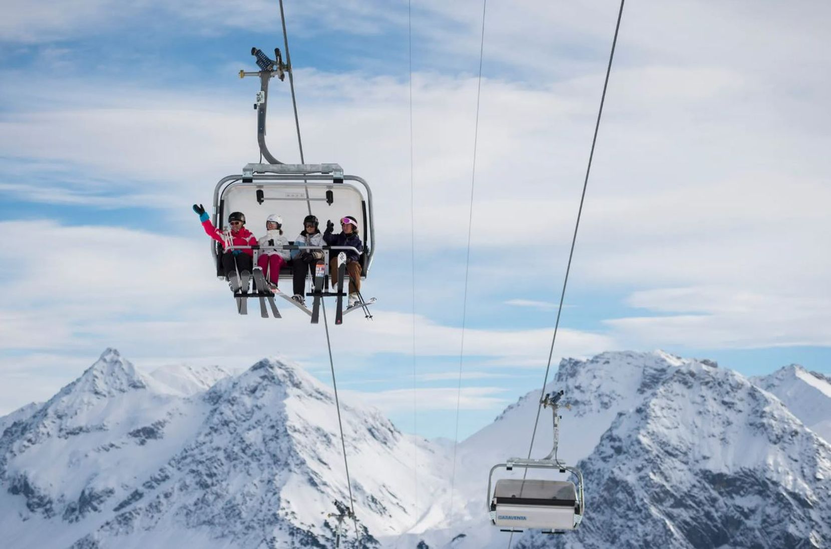 Skifahrerinnen in Arosa: Das Wintersportgebiet setzt auf dynamische Preise.