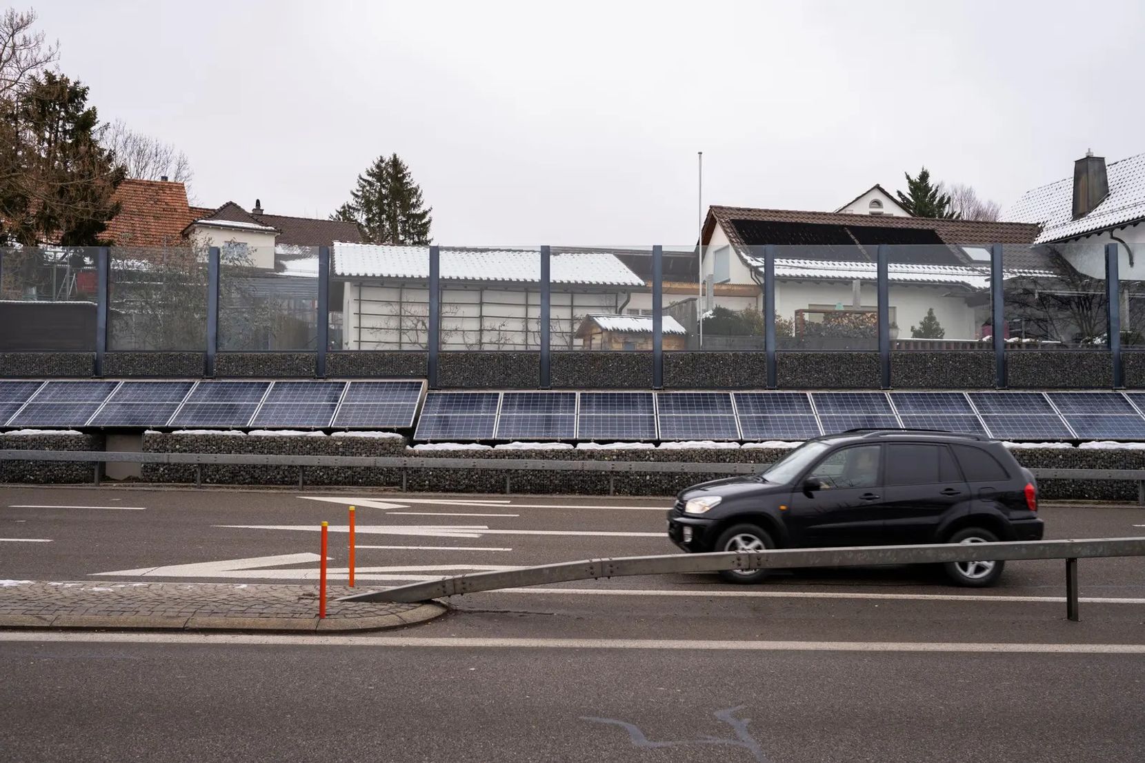 Solarmodule an der Autobahn.