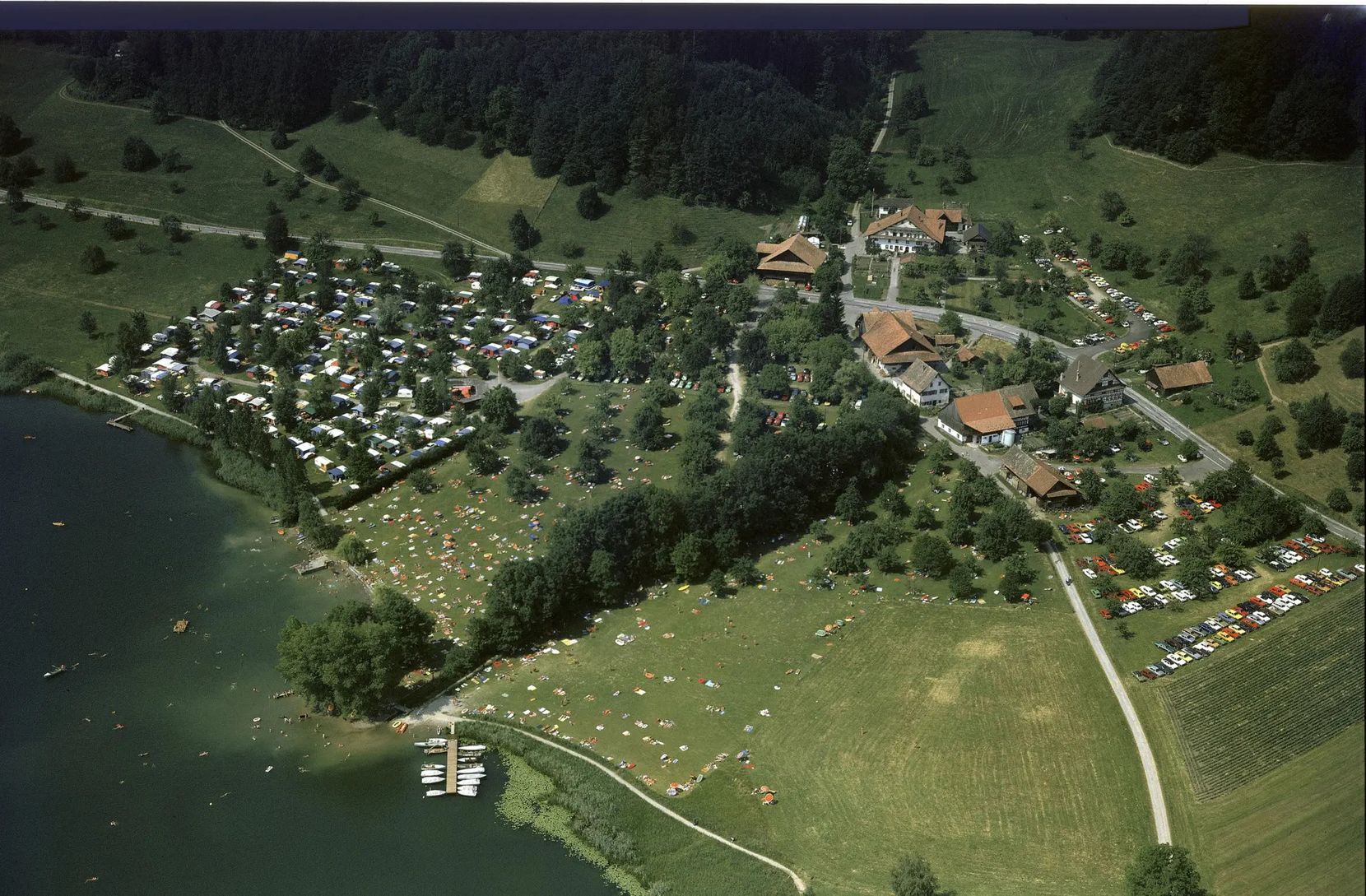 Luftaufnahme eines Sees mit WEiler.