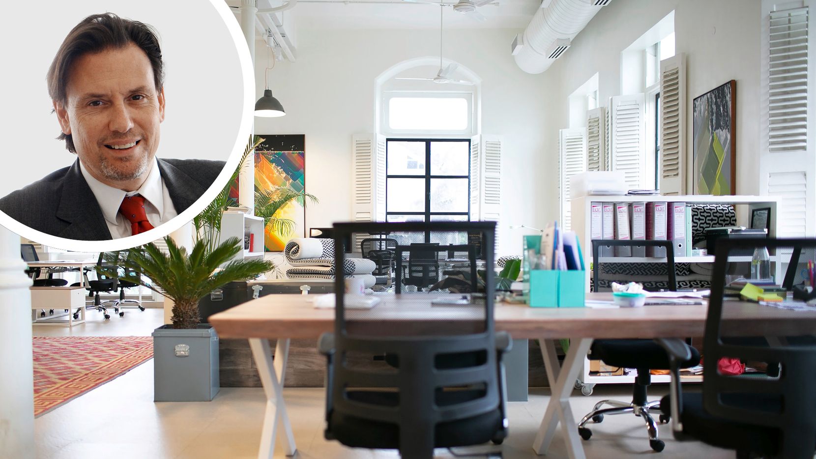 Ein modern eingerichtetes, lichtdurchflutetes und hohes Büro mit angenehmen Farben und Pflanzen. Oben links in einem kreisrunden Rahmen das Portrait von Marcel Schulte.