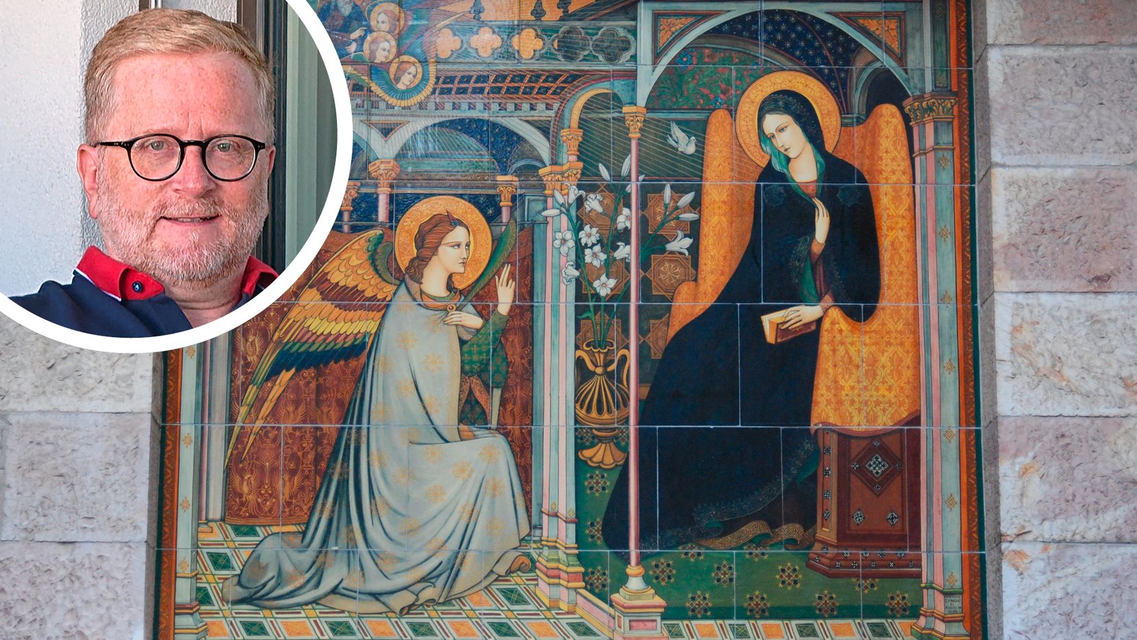 Man sieht ein Gemälde mit einem Engel und einer Frau. In einem Kreis links oben sieht man den Kopf eines Mannes.