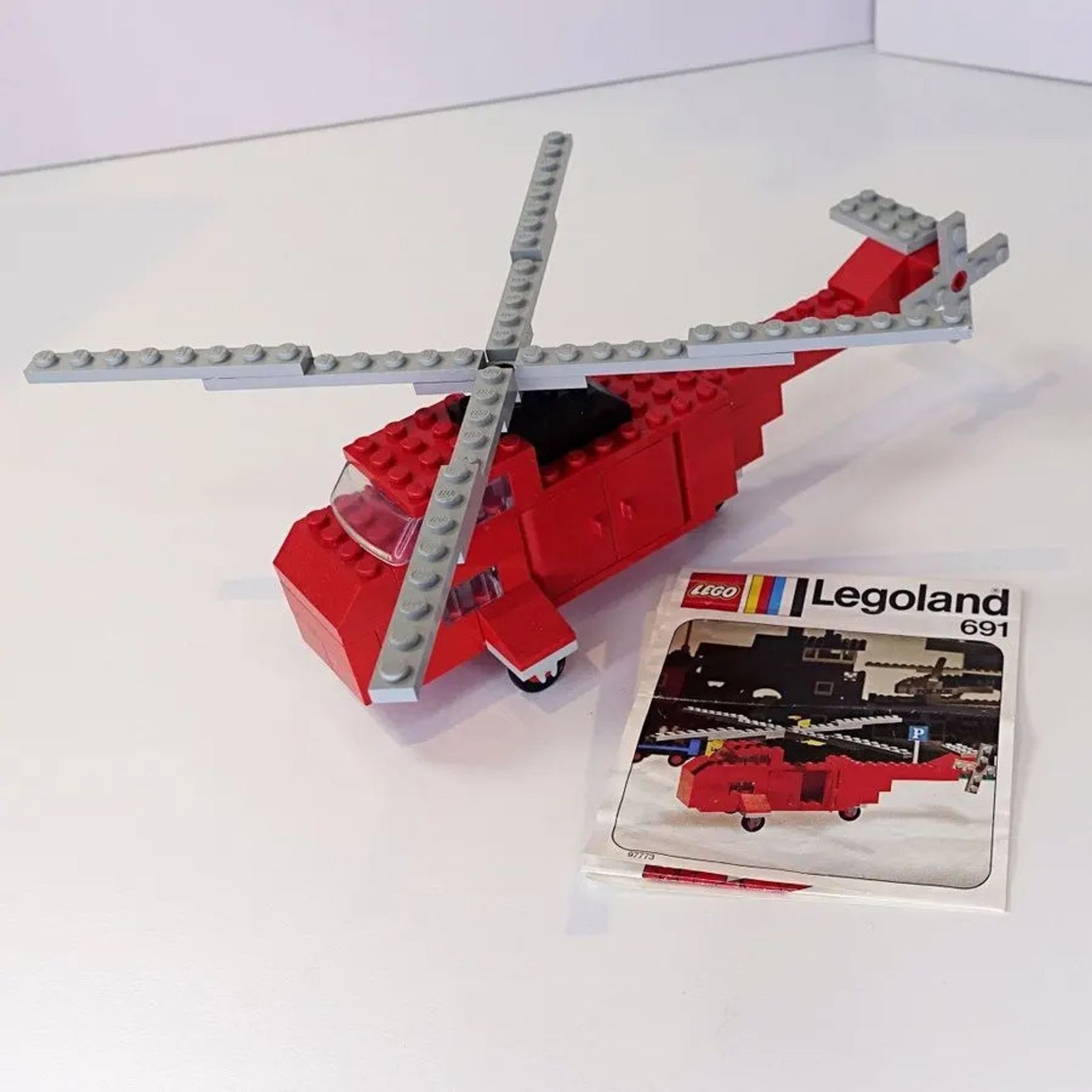 Roter Lego-Helikopter.