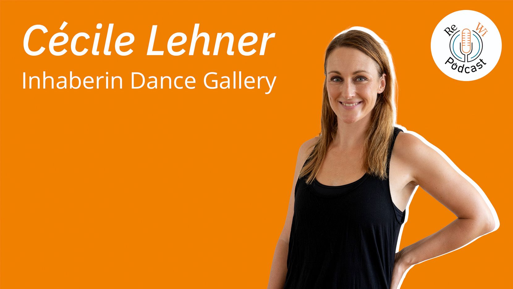 Cécile Lehner steht vor orangenem Hintergrund, Inhaber in und Tanzlehrerin der Dance Gallery