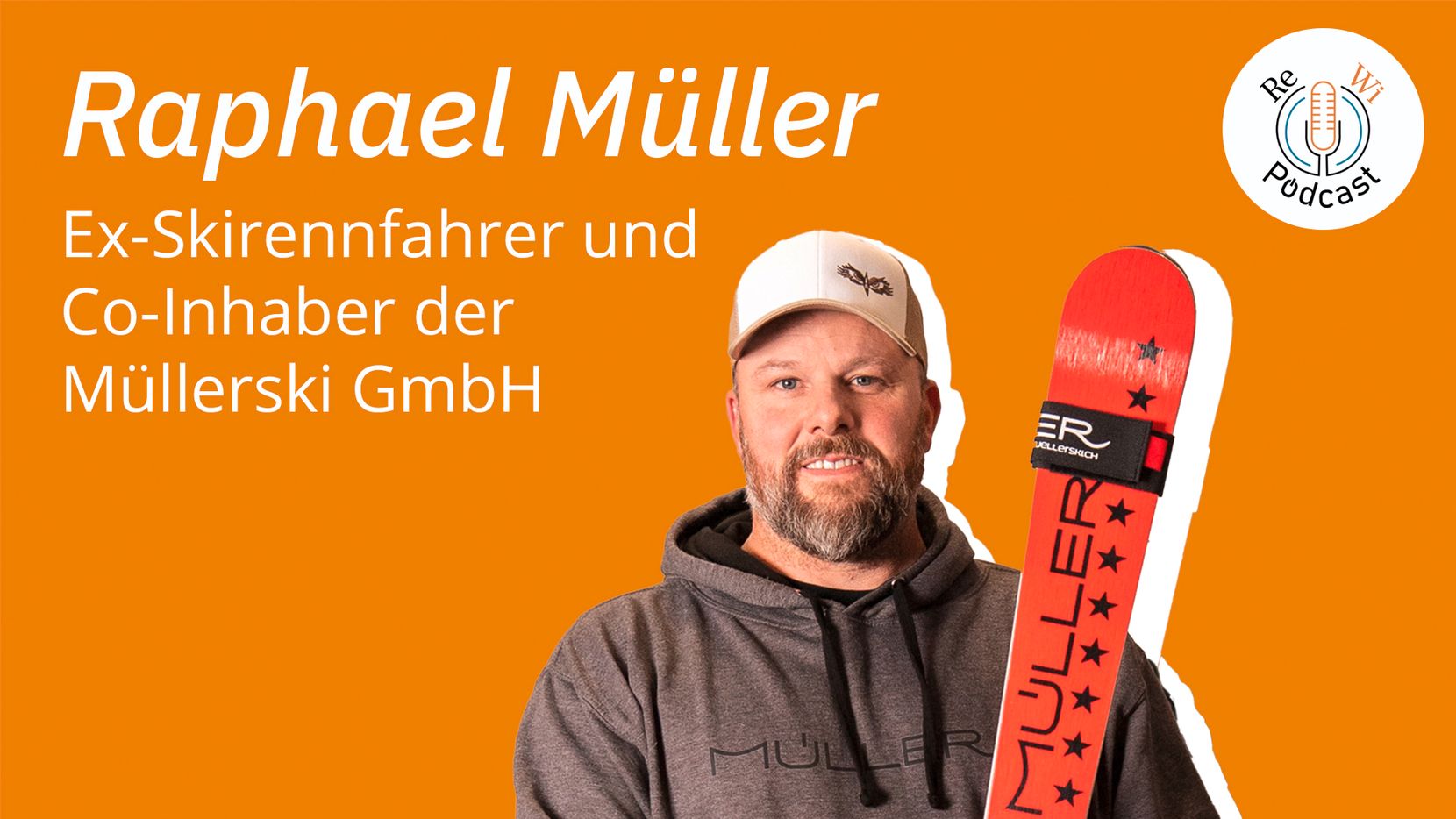 Ein bärtiger Mann mit Baseball-Mütze und einem Paar roter Ski in den Händen.