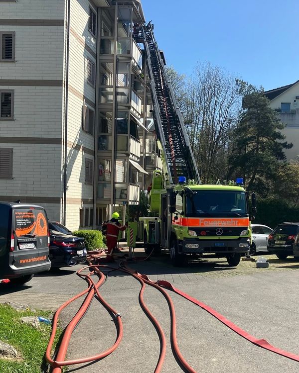 Frau nach Feuer auf Balkon in Tann verletzt